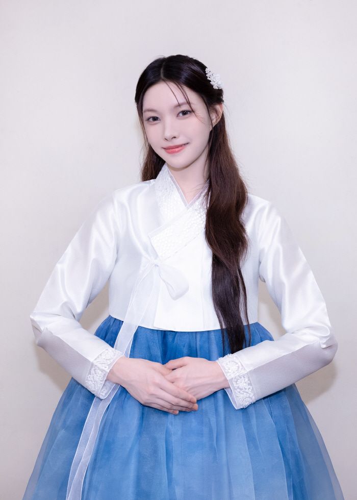 ILLIT Sends Heartfelt Chuseok Greetings to Fans