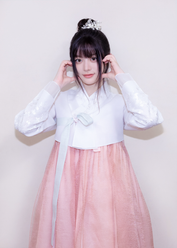 ILLIT Sends Heartfelt Chuseok Greetings to Fans