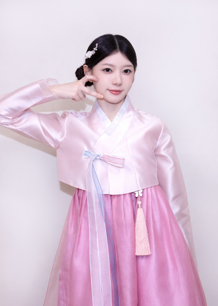 ILLIT Sends Heartfelt Chuseok Greetings to Fans