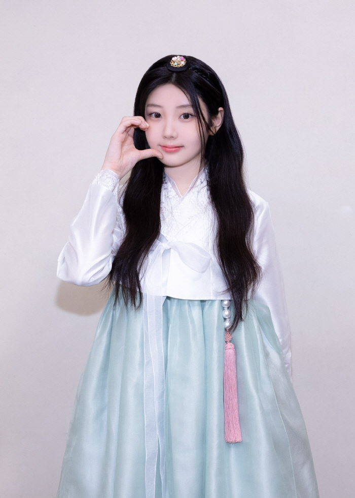ILLIT Sends Heartfelt Chuseok Greetings to Fans