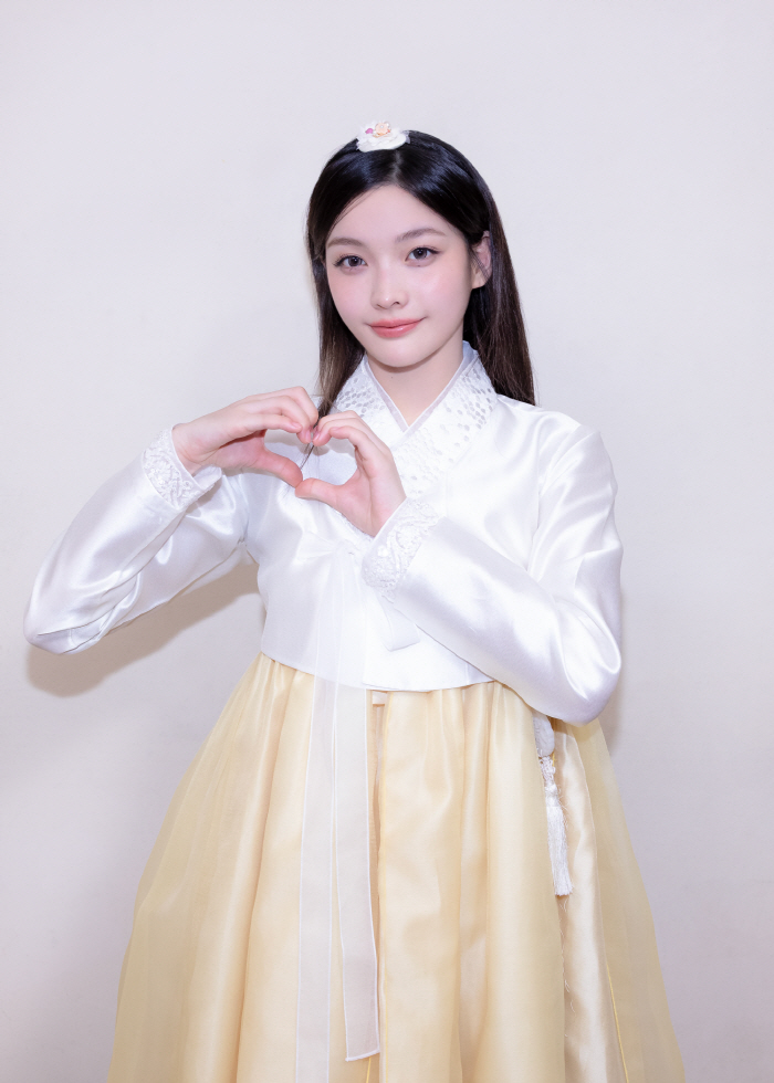 ILLIT Sends Heartfelt Chuseok Greetings to Fans