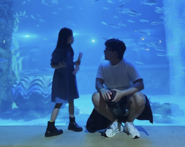 Lee Minwoo, you're like a dad. A friendly eye contact with a 6-year-old daughter, my family♥