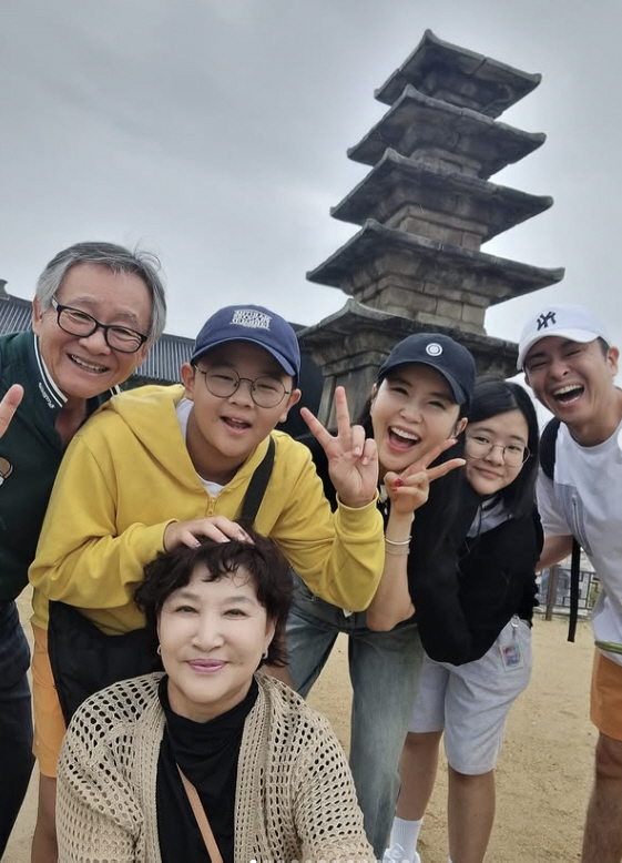 My unemployed husband, Jang Young-ran, and all my in-laws, I love you for your travel expenses Flex
