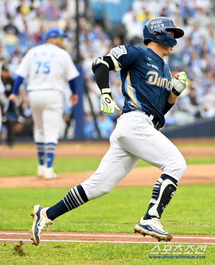  Choi Won-jun gets on base with a hit from the first inning
