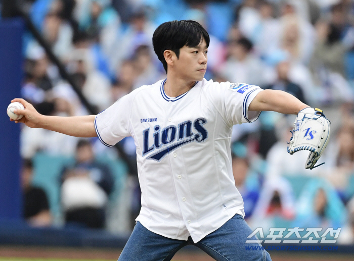  Comedian Kim Dae-sung, wearing Samsung uniform, first pitch for the first round of Waka