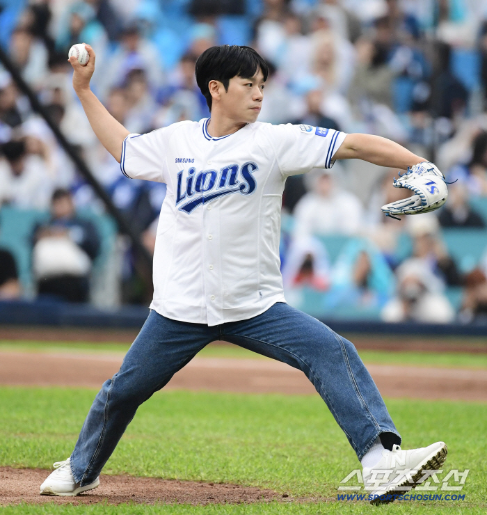  Comedian Kim Dae-sung's first pitch to commemorate the first round of Waka