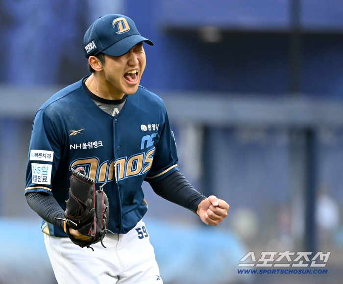  Goo Changmo cheers for his scoreless pitching!