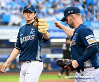  High-five with Jeon Sa-min and Davison in the 8th inning without losing a point
