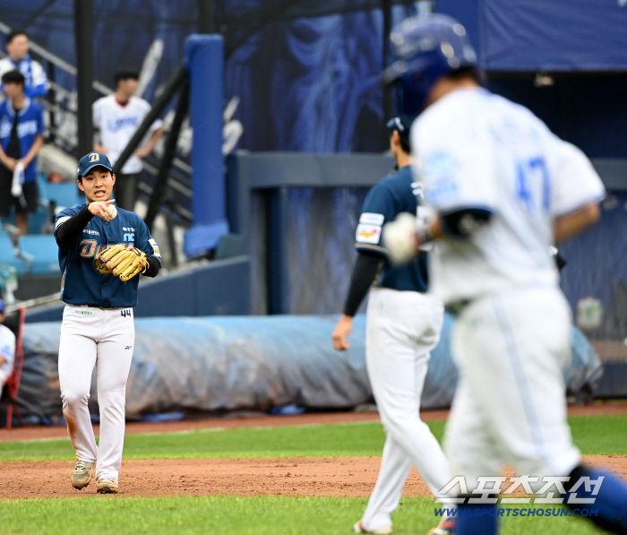  Kim Hwi-jip helps Koo Chang-mo with a series of defense expenses