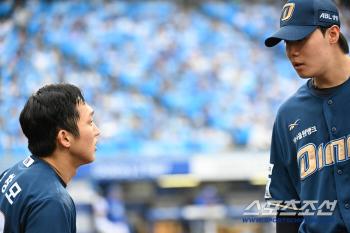  Koo Chang-mo giving advice to Kim Young-gyu