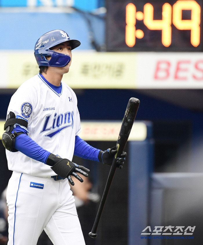  Koo Ja-wook Waka's first at-bat, a double play