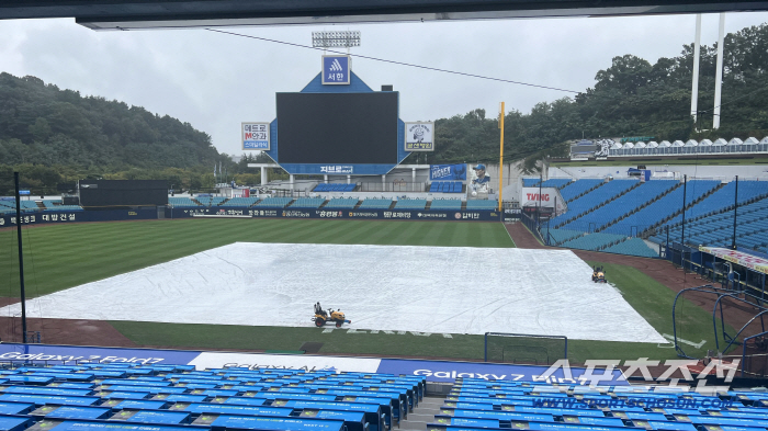  Lapak, tarpaulin ground that continues to drizzle