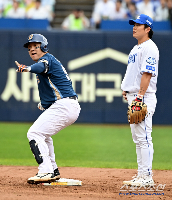  Lee Woosung cheers for a leadoff double!