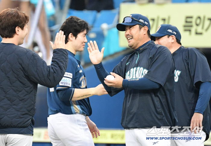  Park Minwoo and Lee Hojun, get a commemorative ball for your victory