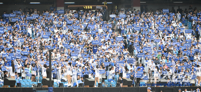  Samsung fans' hot cheering match for the first round of Waka