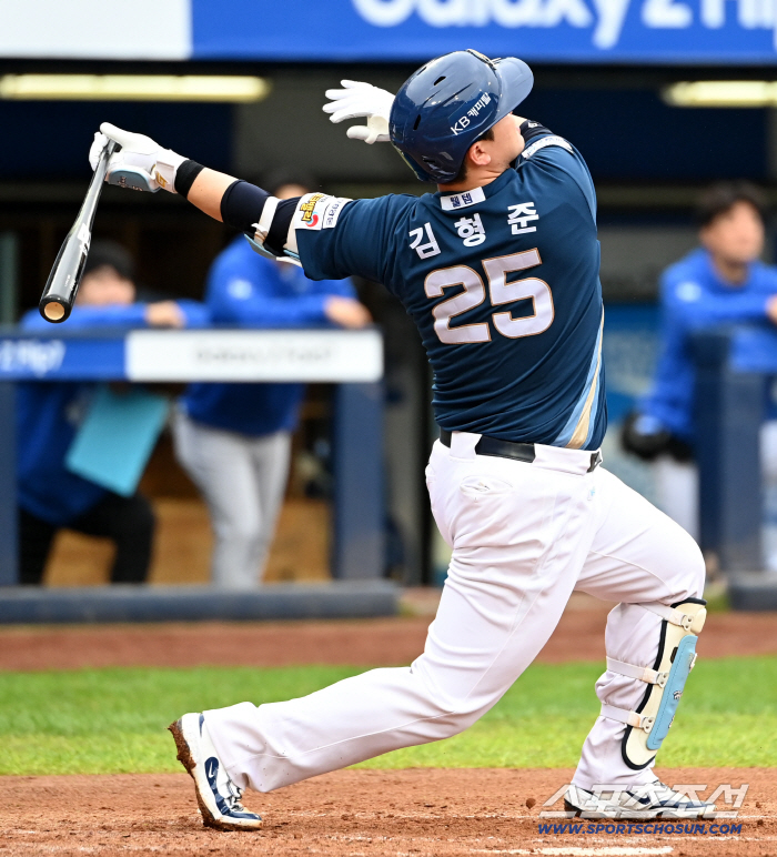  Solo shot Kim Hyung-joon's home run swing
