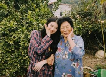 'With Real Obangeum' Suzy's friendly Chuseok proof shot with grandmother on her mother's side 