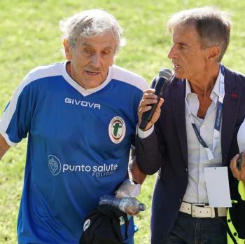 Inja Kang was here. An 82-year-old grandfather in the 7th division of Italy appeared as a goalkeeper, and it turned out that Ancelotti was a senior?