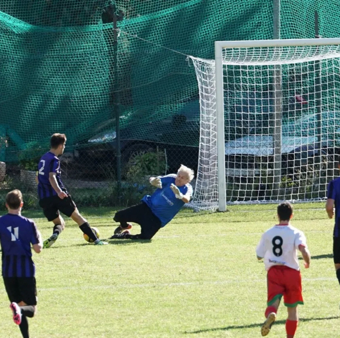 Inja Kang was here. An 82-year-old grandfather in the 7th division of Italy appeared as a goalkeeper, and it turned out that Ancelotti was a senior?