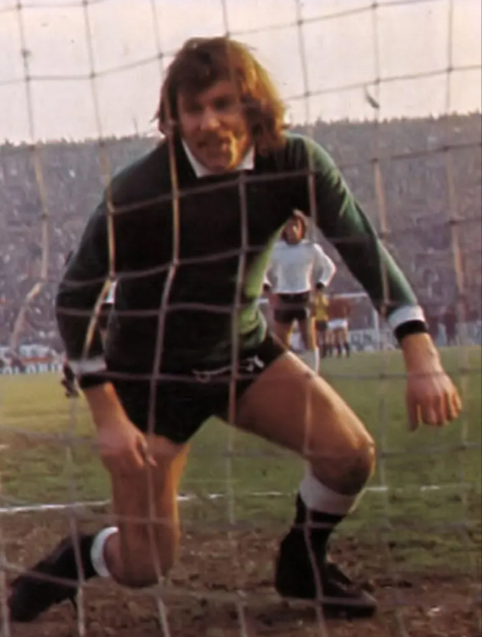 Inja Kang was here. An 82-year-old grandfather in the 7th division of Italy appeared as a goalkeeper, and it turned out that Ancelotti was a senior?