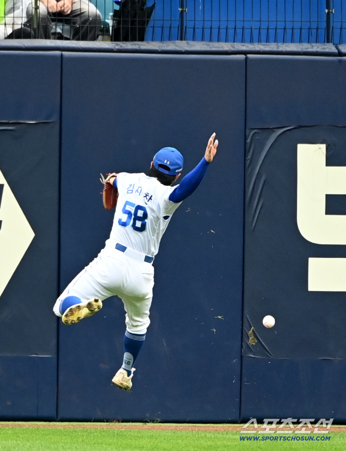 Is it because of the misjudgment? Is it because of the gritty ground? Excluding the starting pitcher of foot baseball, veteran outfielders were put in to change the frustrating trend 