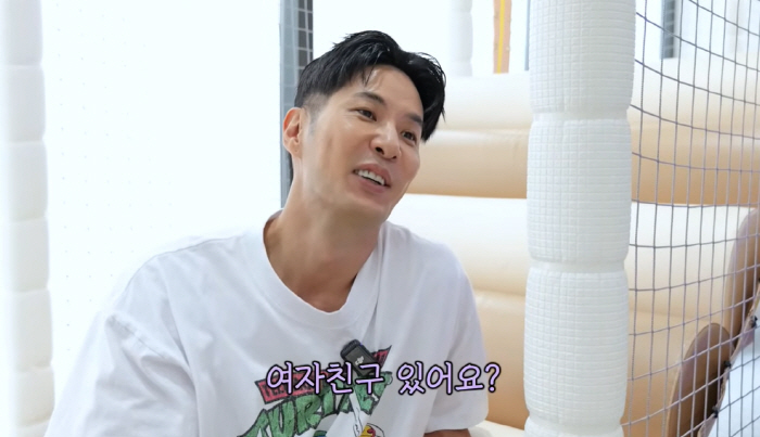 Kim Ji-seok ♥ Lee Joo-myung caught a ring on the ring finger of his left hand...'How did you know?' Sweat