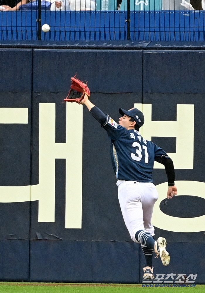  Choi Won-jun catches with wide defense range