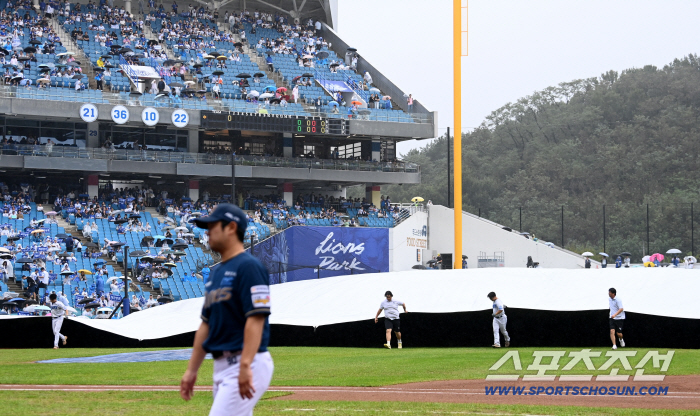  Heavy rain ahead of Waka Game 2, large tarps installed