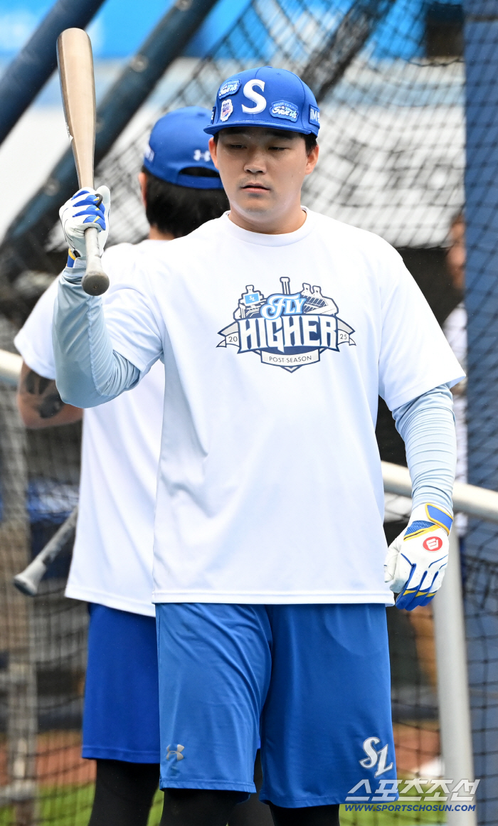  Jeon Byung-woo adjusts his batting sense with the bat