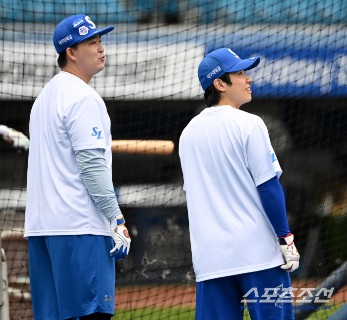 Jeon Byungwoo, Kim Ji Chan, looking at the same place
