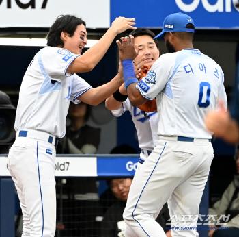  Koo Ja-wook, who greets Diaz, is sweating a little because of the defense