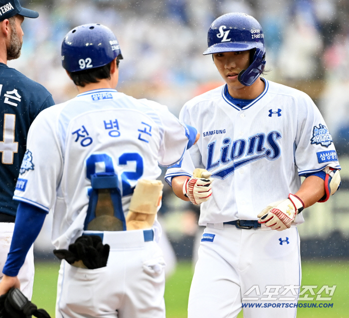  Lee Jaehyun hits from the first at-bat