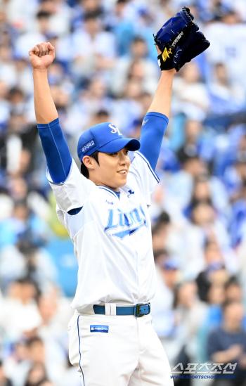  Long live Won Tae-in and Kim Sung-yoon, who are cheering with their arms up!