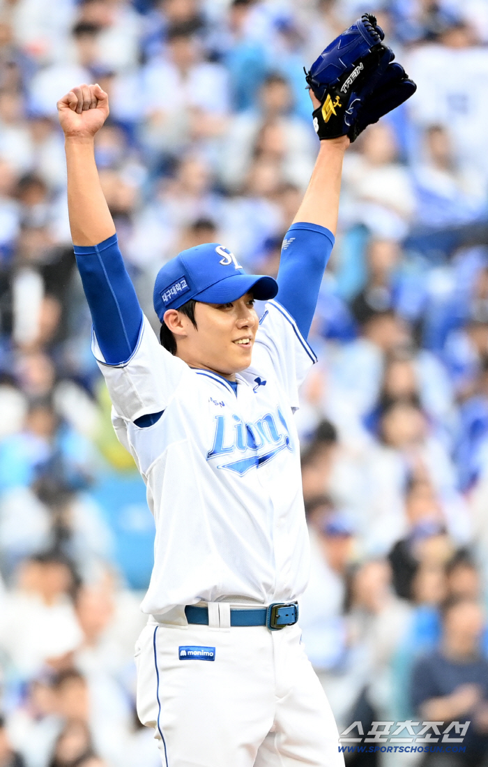  Long live Won Tae-in and Kim Sung-yoon, who are cheering with their arms up!