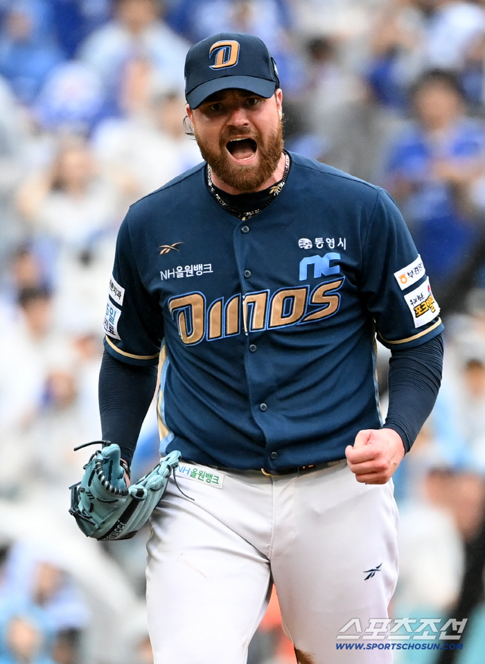  Roaring Logan