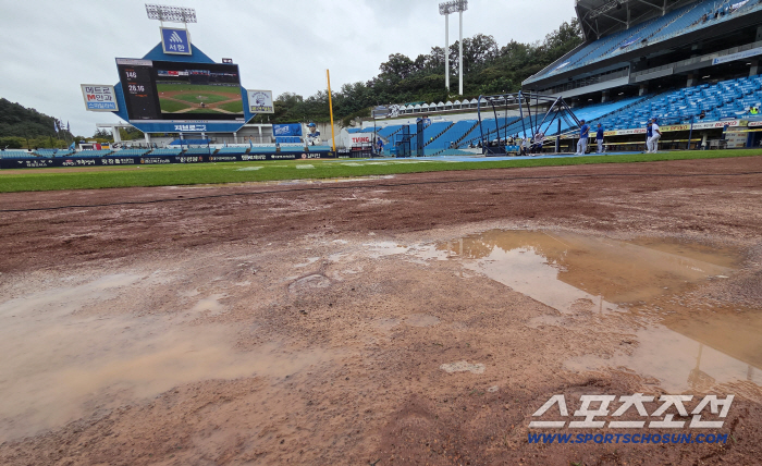  Samsung NC's rain stopped but Lapak with a puddle of water