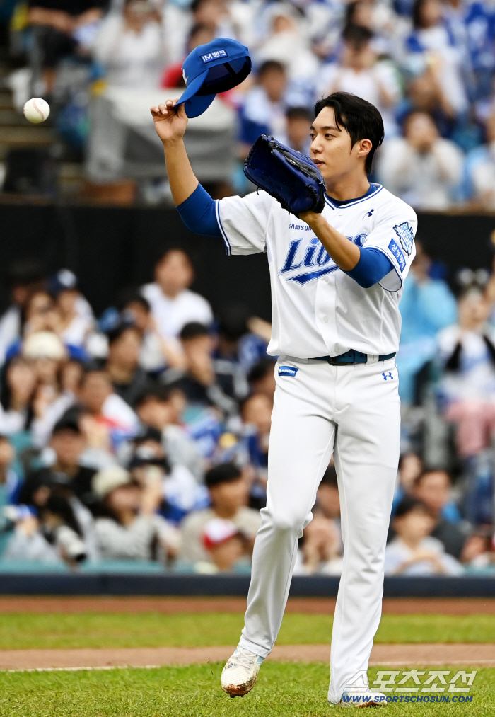  Starting pitcher Won Tae-in takes the mound