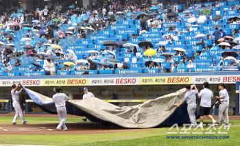  Sudden rain before the start of the Samsung NC match