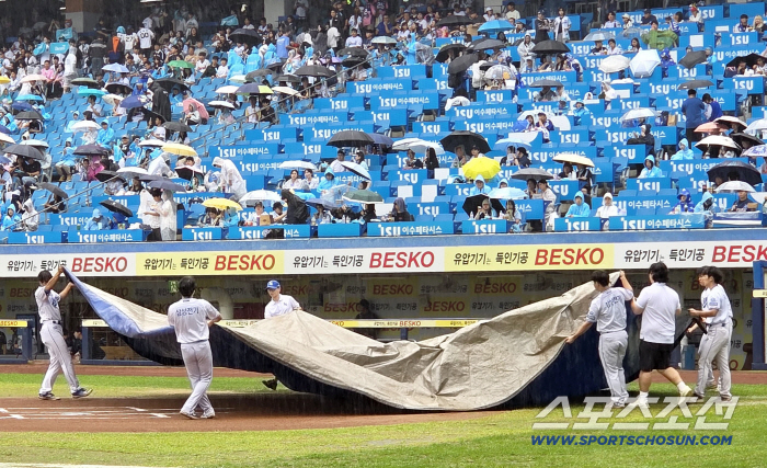  Sudden rain before the start of the Samsung NC match