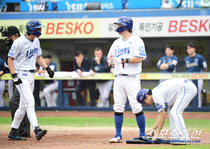 Samsung succeeded in turning the mood around, finally, first point like a thousand gold, and then pushed back to sacrifice bunt → snow baseball with two points 