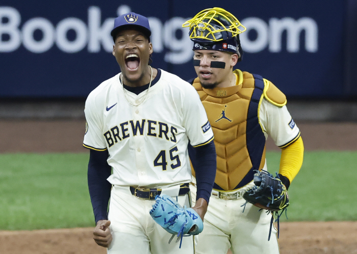 There's still 1 out left! Milwaukee's scary background, two outs later, and three home runs to complete the reversal drama. Cubs win second consecutive division series