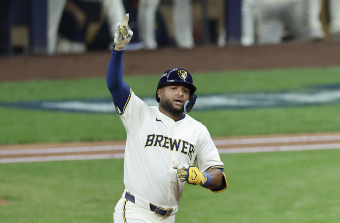 There's still 1 out left! Milwaukee's scary background, two outs later, and three home runs to complete the reversal drama. Cubs win second consecutive division series