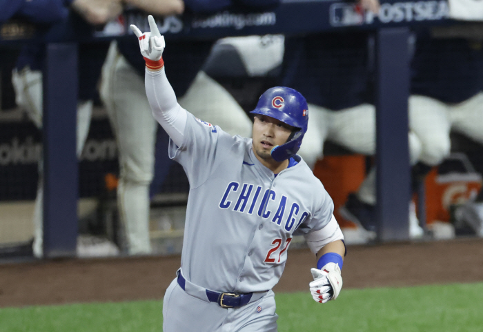 There's still 1 out left! Milwaukee's scary background, two outs later, and three home runs to complete the reversal drama. Cubs win second consecutive division series
