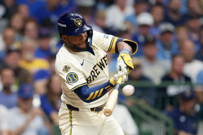 There's still 1 out left! Milwaukee's scary background, two outs later, and three home runs to complete the reversal drama. Cubs win second consecutive division series