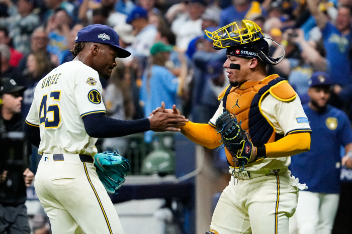 There's still 1 out left! Milwaukee's scary background, two outs later, and three home runs to complete the reversal drama. Cubs win second consecutive division series