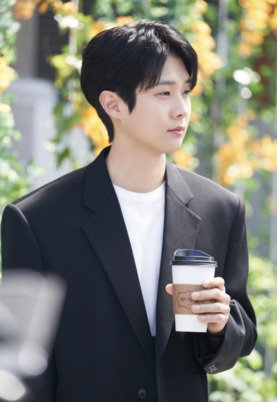 Choi Wooshik Flaunts Perfect Office Look in New Drama ‘Would You Marry Me?’