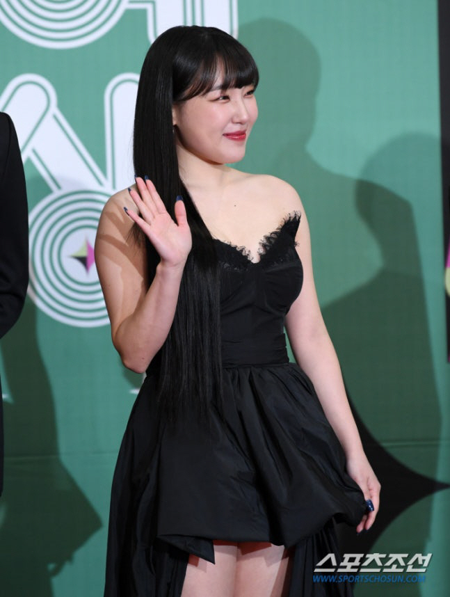 Eunji Lee is taking a day off today (8th) from missing the live broadcast at K-pop Plaza due to health problems. 