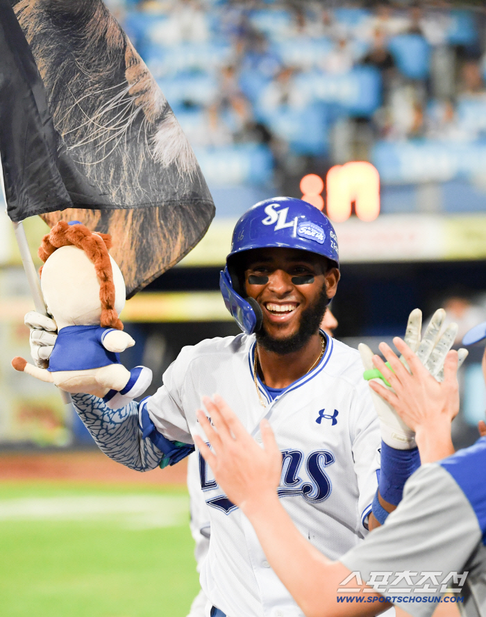 Fan service controversy? Diaz Wants To Have Where Is His 50th Home Run Ball…It's not the truth of Samsung's controversy. 