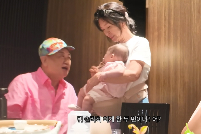 If you starve, your heart will be broken. Lee Yong-sik, 73, cries while holding his granddaughter crying because she's hungry