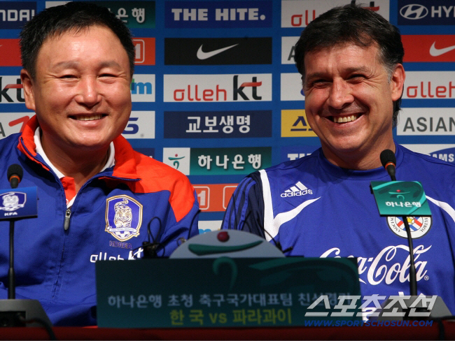 Korea is the strongest in Asia. Teacher Messi, who was admired, has now signed an oral contract with LAFC, whose turn to coach Son Heung-min